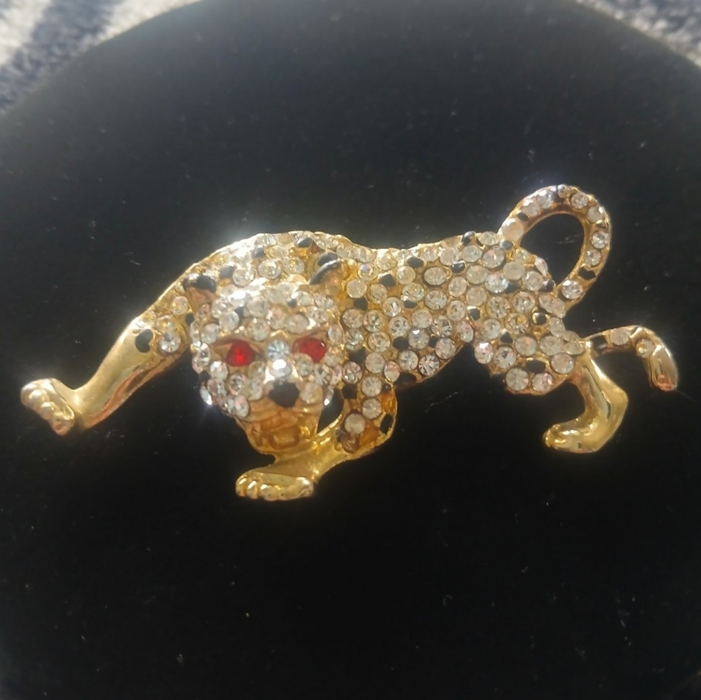 Vintage 1990 Pave Leopard Rhinestone Gold Tone Pin Brooch.